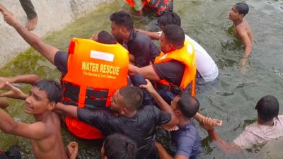 ফায়ার সার্ভিসের কর্মীরা এসে শিশুটিকে উদ্ধার করে | ছবি: প্রতিবেদক