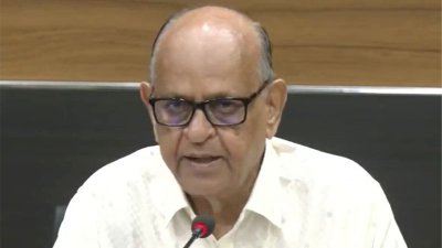 অনুষ্ঠানে বক্তব্য রাখছেন স্বাস্থ্যমন্ত্রী ডা. সামন্ত লাল সেন