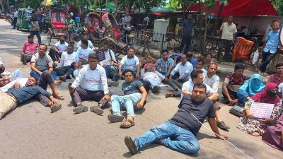 মানববন্ধনে আন্দোলনকারীরা