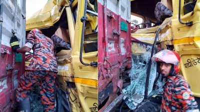দুর্ঘটনাকবলিত কাভার্ডভ্যানের সামনের অংশ