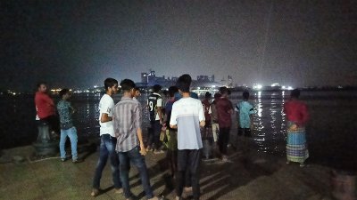 লঞ্চটি নিরাপদে নোঙর করা হয়েছে