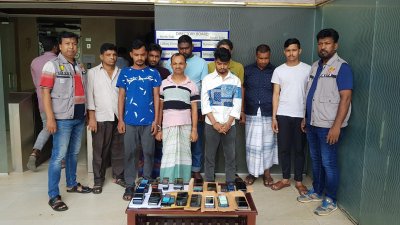 গ্রেফতার চক্রের সদস্য ও তাদের কাছ থেকে জব্দ হওয়া চোরাই মোবাইল ফোন (ছবি: মহানগর গোয়েন্দা পুলিশের সৌজন্যে)