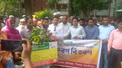 কৃষি সম্প্রসারণ অধিদফতরের পক্ষ থেকে কৃষি উপকরণ বিতরণ (ছবি: প্রতিবেদক)