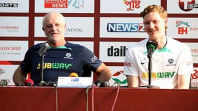 সংবাদ সম্মেলনে অস্ট্রেলিয়ার কোচ ও ফুটবলার