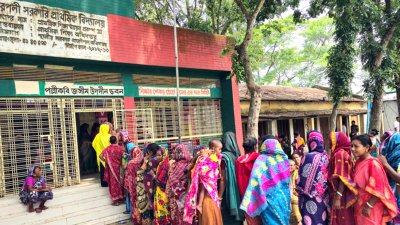 নন্দীগ্রামের বীরপলি সরকারি প্রাথমিক বিদ্যালয় কেন্দ্রে নারী ভোটারদের দীর্ঘ লাইন (ছবি: প্রতিবেদক)