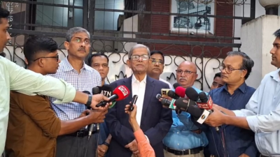 গণমাধ্যমের সঙ্গে কথা বলছেন বিএনপি মহাসচিব মির্জা ফখরুল ইসলাম আলমগীর