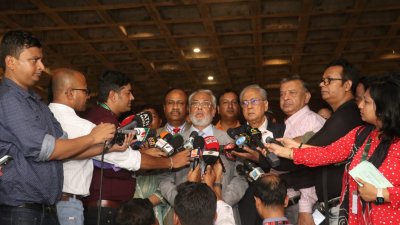 গণমাধ্যমকর্মীদের সামনে প্রস্তাবিত বাজেট নিয়ে প্রতিক্রিয়া জানান জিএম কাদের