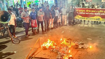 এবি পার্টির নেতাকর্মীরা ব্রিফকেসে আগুন দেন এবং নানা শ্লোগান দিয়ে ক্ষোভ করেন