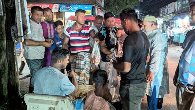 কেজি দরে লিচু কিনতে ক্রেতাদের ভিড়