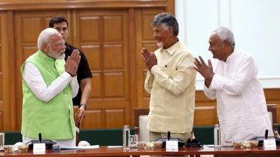 জোট মিত্রদের সঙ্গে নরেন্দ্র মোদি। ছবি: পিটিআই