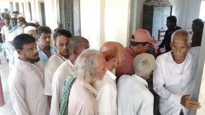 চতুর্থ ধাপের উপজেলা নির্বাচনে কেন্দ্রে ভোটারের লাইন