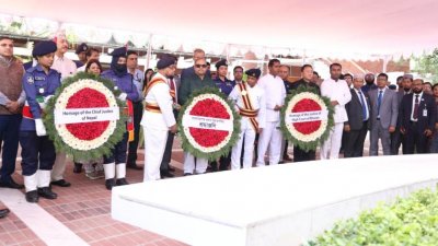 বঙ্গবন্ধুর সমাধিতে তিন দেশের বিচারপতিদের শ্রদ্ধা