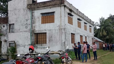 নেত্রকোনা সদর উপজেলার কাইলাটি ইউনিয়নের ভাসাপাড়া এলাকায় ‌জঙ্গি আস্তানা সন্দেহে একটি বাড়ি ঘিরে রেখেছে পুলিশ