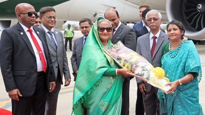 প্রধানমন্ত্রী শেখ হাসিনা পালাম বিমানবন্দরে পৌঁছালে তাকে অভ্যর্থনা জানান ভারতের পররাষ্ট্র সচিব মুকতেশ পরদেশি, ছবি: ফোকাস বাংলা