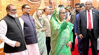 বিমানবন্দরে প্রধানমন্ত্রী শেখ হাসিনা (ছবি: ফোকাস বাংলা)