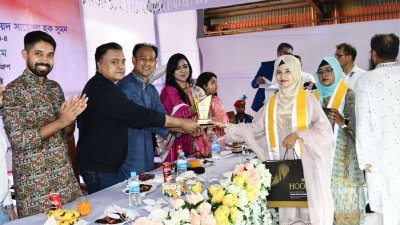 কৃতি শিক্ষার্থীদের হাতে পুরস্কার তুলে দিচ্ছেন এমপি ব্যারিস্টার সুমন ও ‘হুর’র ব্যবস্থাপনা পরিচালক রোজালিন ইসলাম