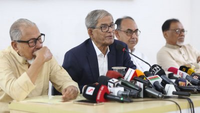 বাজেট নিয়ে সংবাদ সম্মেলনে বক্তব্য রাখছেন মির্জা ফখরুল ইসলাম আলমগীর
