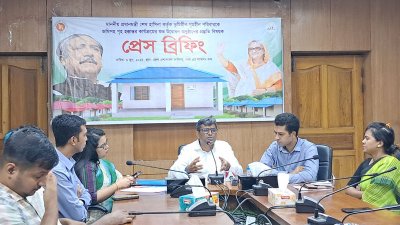প্রেস ব্রিফিংয়ে ঢাকা জেলা প্রশাসক আনিসুর রহমান