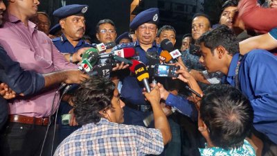 সাংবাদিকদের সঙ্গে কথা বলছেন পুলিশের মহাপরিদর্শক (আইজিপি) চৌধুরী আব্দুল্লাহ আল মামুন