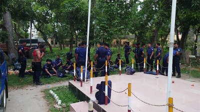 হামলাকারীদের প্রতিহতের পর ক্লান্ত পুলিস সদস্যরা