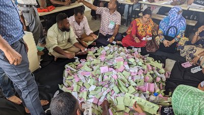 ভোটগ্রহণ শেষে চলছে গণনা