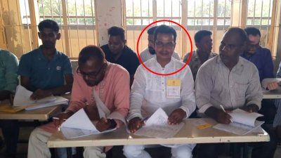 মাঝে গোল চিহ্নিত ইউপি সদস্য আজমল হোসেন (ছবি: প্রতিবেদক)