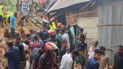 ফায়ার সার্ভিস ও সিলেট সিটি করপোরেশনের (সিসিক) পরিচ্ছন্নতা কর্মীরা উদ্ধার তৎপরতা চালাচ্ছেন