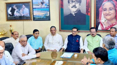 মতবিনিময় সভায় অন্যান্য নেতাদের সঙ্গে ওবায়দুল কাদের
