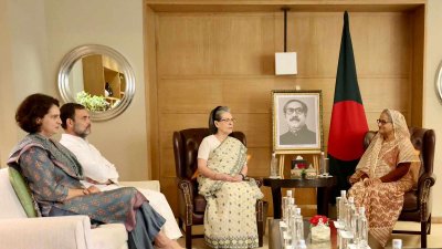 কংগ্রেস পার্টির নেত্রী সোনিয়া গান্ধী, তার পুত্র রাহুল গান্ধী ও কন্যা প্রিয়াঙ্কা গান্ধীর সঙ্গে সাক্ষাৎ করেছেন প্রধানমন্ত্রী শেখ হাসিনা
