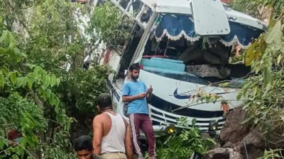 জম্মু ও কাশ্মীরে জঙ্গি হামলায় খাদে পড়া বাস। ছবি: পিটিআই।
