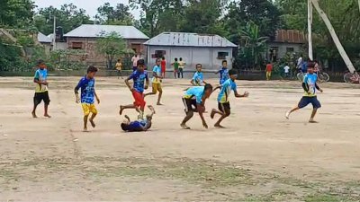 খেলার সময় মাঠে অসুস্থ হয়ে পড়ে যায় ওই শিক্ষার্থী