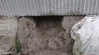 সিঁধ কেটে ঘরে ঢুকে চোর