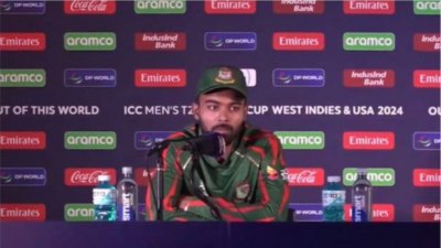সংবাদ সম্মেলনে কথা বলছেন হৃদয়।