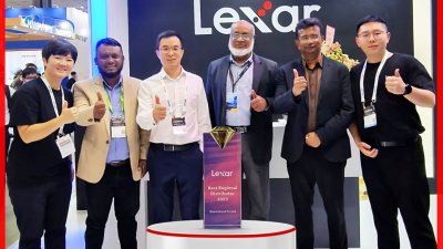 লেক্সারের পক্ষ থেকে বেস্ট রিজিওনাল ডিস্ট্রিবিউটর অ্যাওয়ার্ড গ্রহণ করছেন গ্লোবাল ব্রান্ড প্রাইভেট লিমিটেডের কর্মকর্তারা