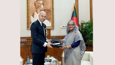 প্রথম জিসিএ লোকাল অ্যাডাপটেশন চ্যাম্পিয়নস অ্যাওয়ার্ড গ্রহণ করছেন প্রধানমন্ত্রী শেখ হাসিনা