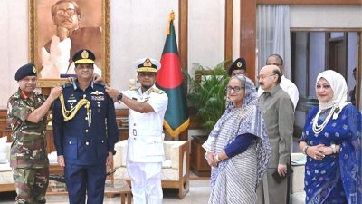 নবনিযুক্ত বিমানবাহিনী প্রধান হাসান মাহমুদ খাঁনকে এয়ার মার্শাল র‌্যাংক ব্যাজ পরিয়ে দেওয়া হচ্ছে