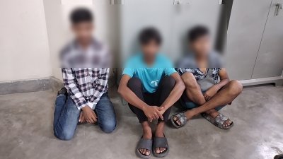 ছিনতাই করা তিন জন আটক
