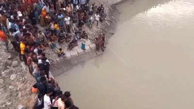 ডুবুরি দলের উদ্ধার অভিযান (ছবি: প্রতিবেদক)