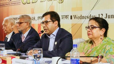 সিপিডি বাজেট সংলাপ ২০২৪’ এ বক্তব্য রাখছেন কাজী নাবিল আহমেদ (ছবি: সাজ্জাদ হোসেন)