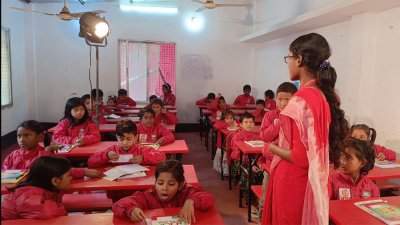 শিশুদের ক্লাস নিচ্ছেন মিম আক্তার