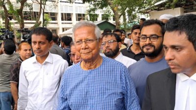 আদালত চত্বরে ড. ইউনূস (ছবি: প্রতিবেদক)