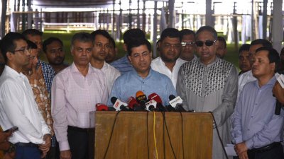 সাংবাদিকদের সঙ্গে কথা বলছেন মেয়র ব্যারিস্টার শেখ ফজলে নূর তাপস