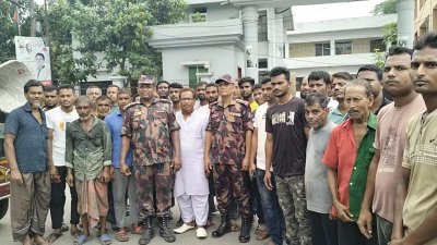 স্থানীয়দের সতর্ক করছে বিজিবি (ছবি: প্রতিবেদক)