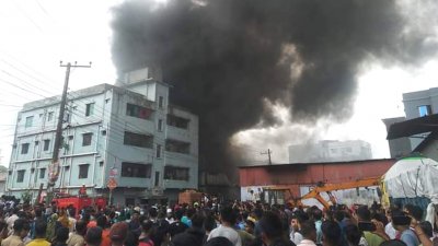 বাতাসে কালো ধোঁয়া (ছবি: প্রতিবেদক)