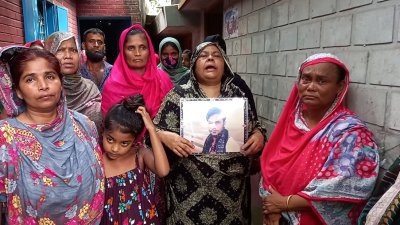 নিহতের ছবি হাতে স্বজনদের আহাজারি (ছবি: প্রতিবেদক)