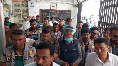 ঝিনাইদহ জেলা আওয়ামী লীগের সাধারণ সম্পাদক সাইদুল করিম মিন্টুকে ৮ দিনের রিমান্ডে পাঠিয়েছেন আদালত (ছবি: আরিফুল ইসলাম)
