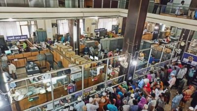ব্যাংকে টাকা তোলার ভিড় (ফাইল ফটো)