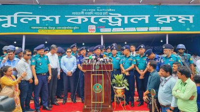 ব্রিফ করছেন আইজিপি চৌধুরী আবদুল্লাহ আল-মামুন