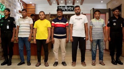 র‌্যাবের হেফাজতে গ্রেফতারকৃত ডাকাত দলের সদস্যরা
