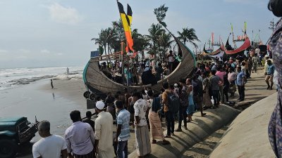 তিনটি বোটে করে আটকে পড়া ৬০০ নারী-পুরুষ-শিশু দুটি দ্বীপে পারাপার হয়েছে